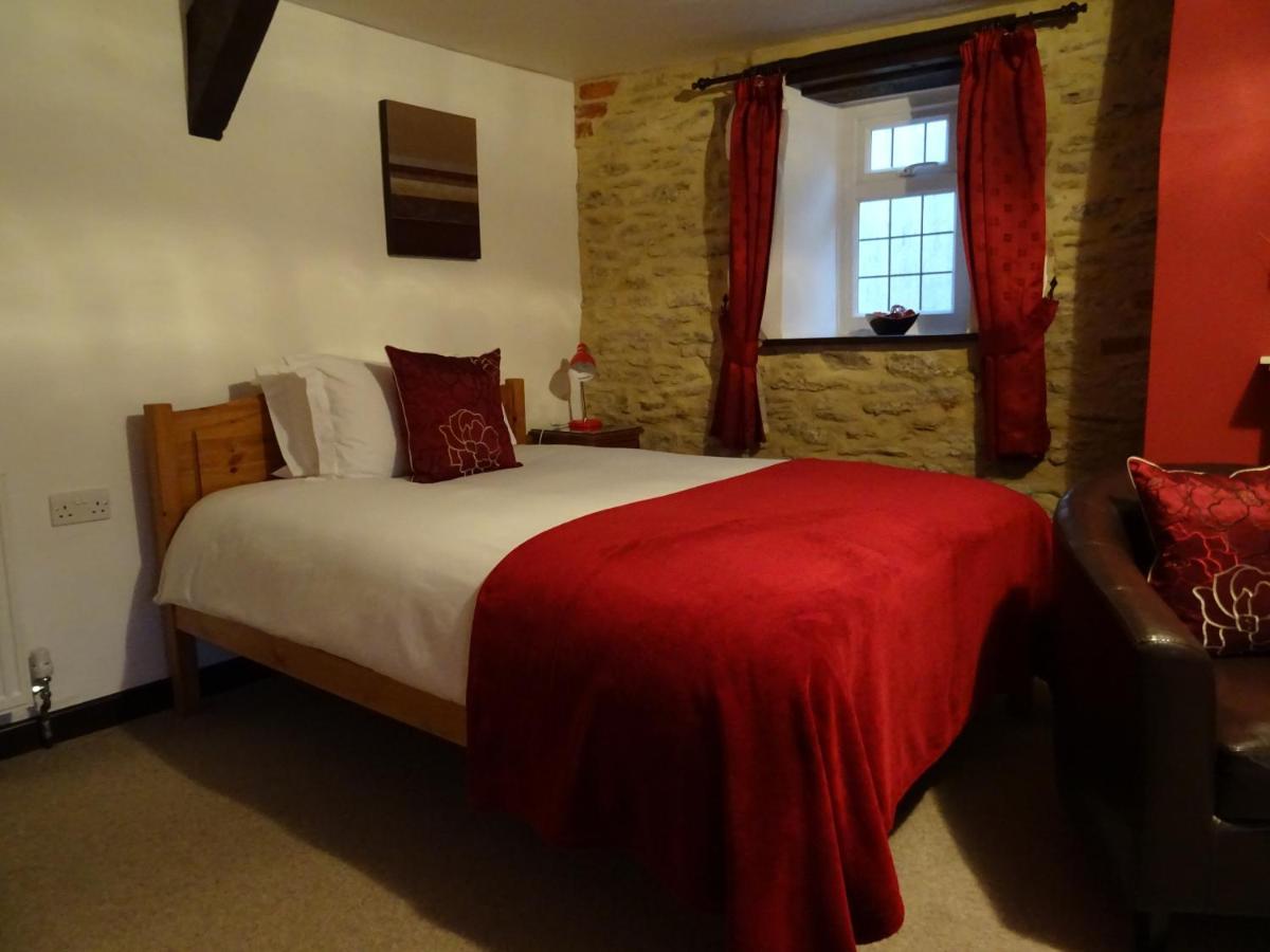 Quiet Woman House Bed & Breakfast Halstock Bagian luar foto